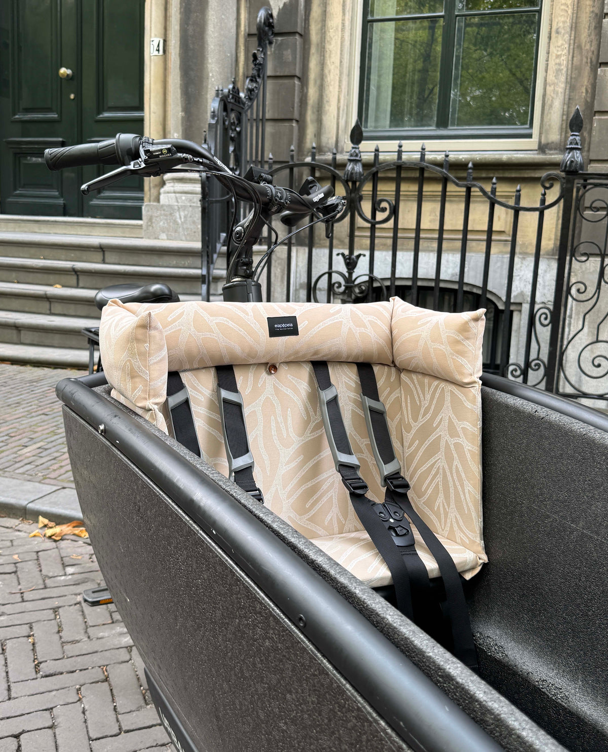 Beige Urban Arrow Coral bakfietskussen van eiapopeia, geplaatst in een Urban Arrow bakfiets.