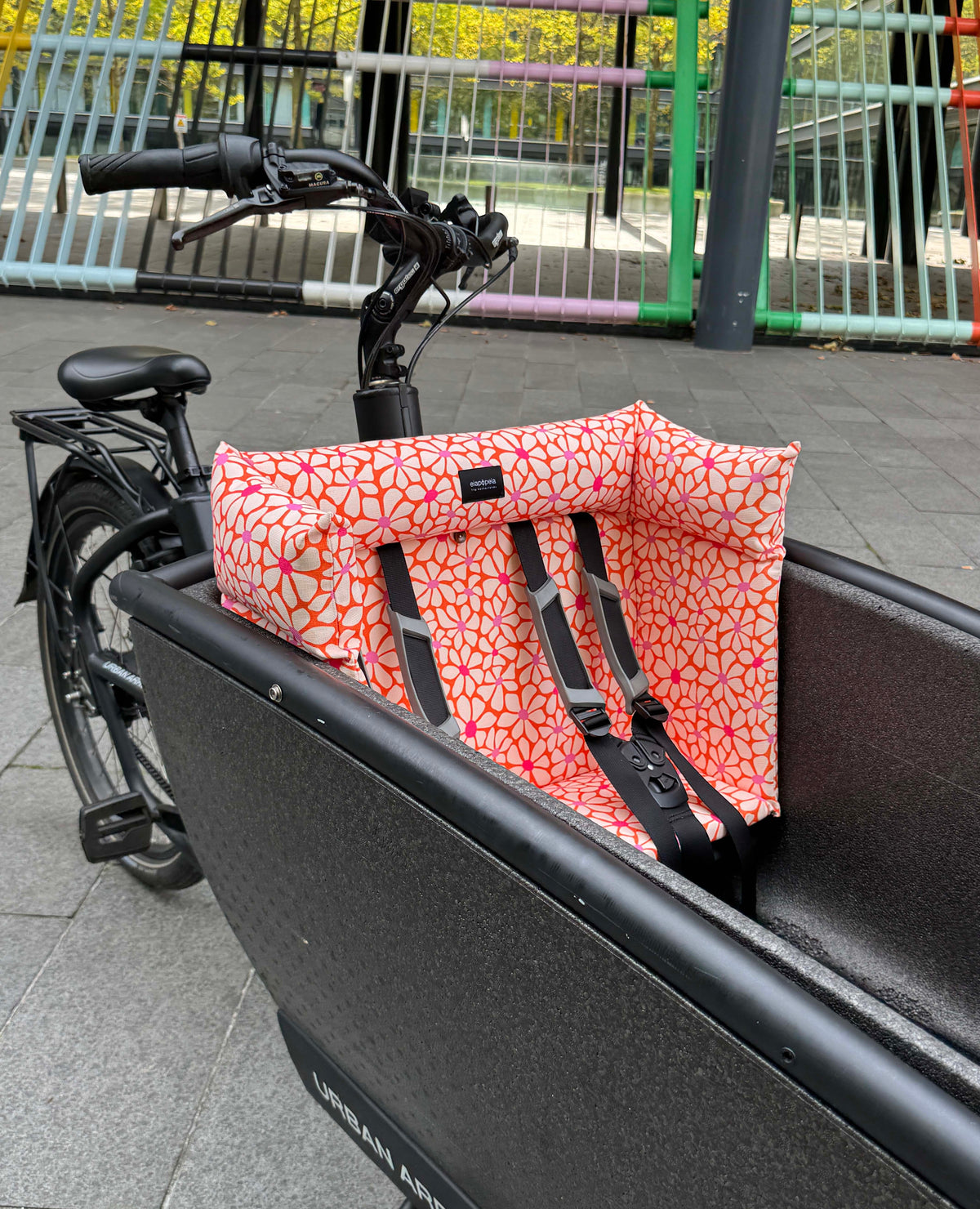 Urban Arrow bakfiets met het Spring bakfietskussen van eiapopeia, geplaatst in een urban arrow bakfiets.